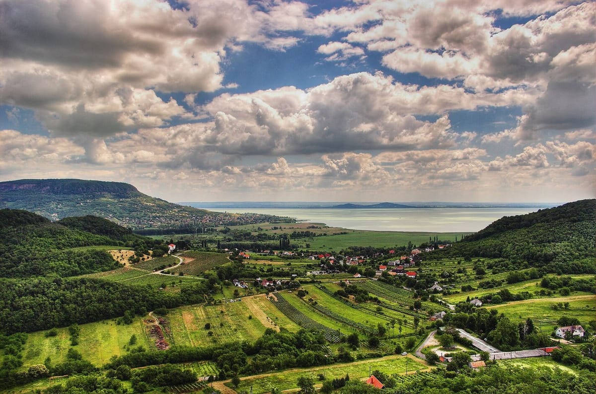 Danau Balaton dengan perahu dan bukit di seberang