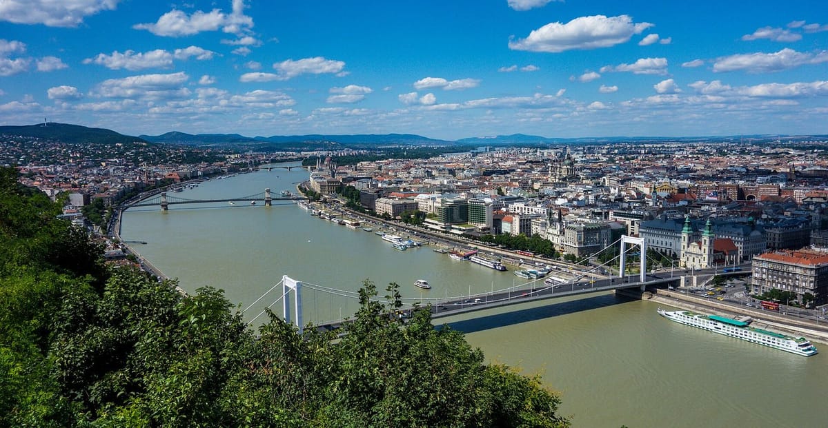 Gedung Parlemen Hungaria di tepi Sungai Danube