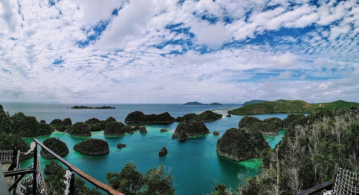 Pulau karst dan laguna di Piaynemo, Raja Ampat