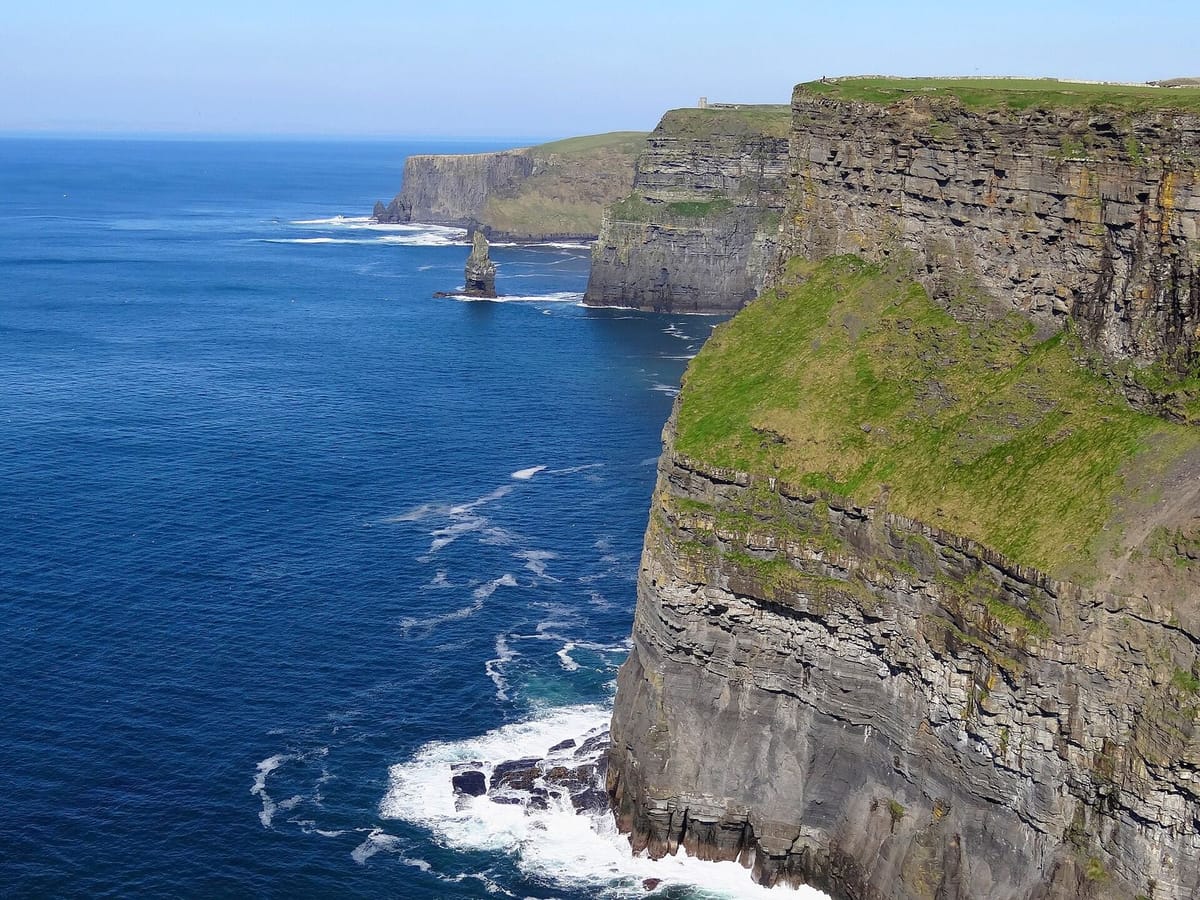 Tebing batu Cliifs of Moher menghadap Samudra Atlantik