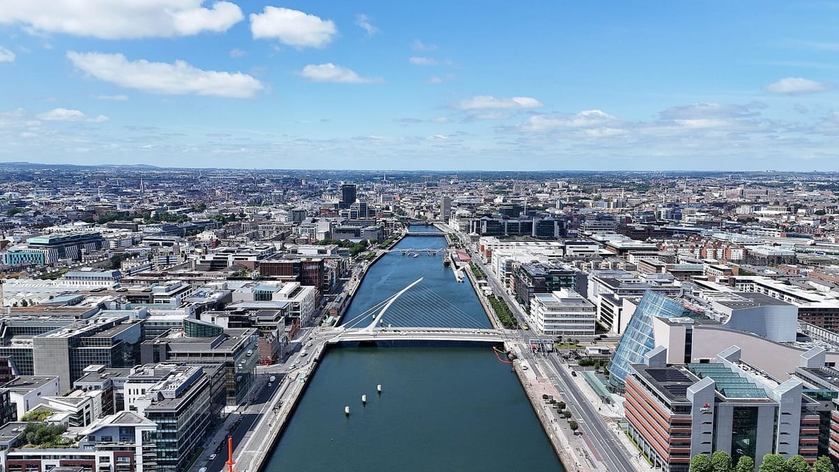 Jembatan dan gedung bergaya Georgian di kota Dublin