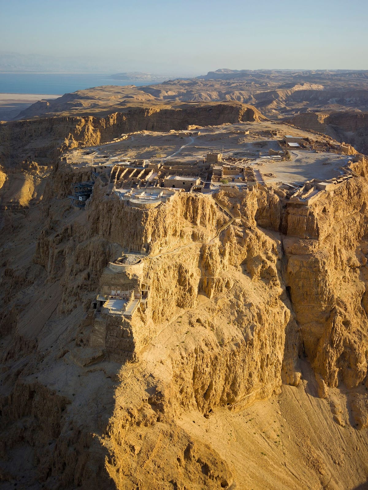 Masada di atas tebing Laut Mati