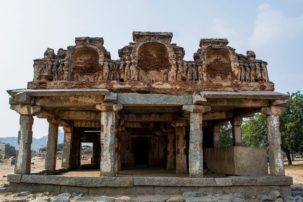 Reruntuhan kuil batu di Hampi, Karnataka