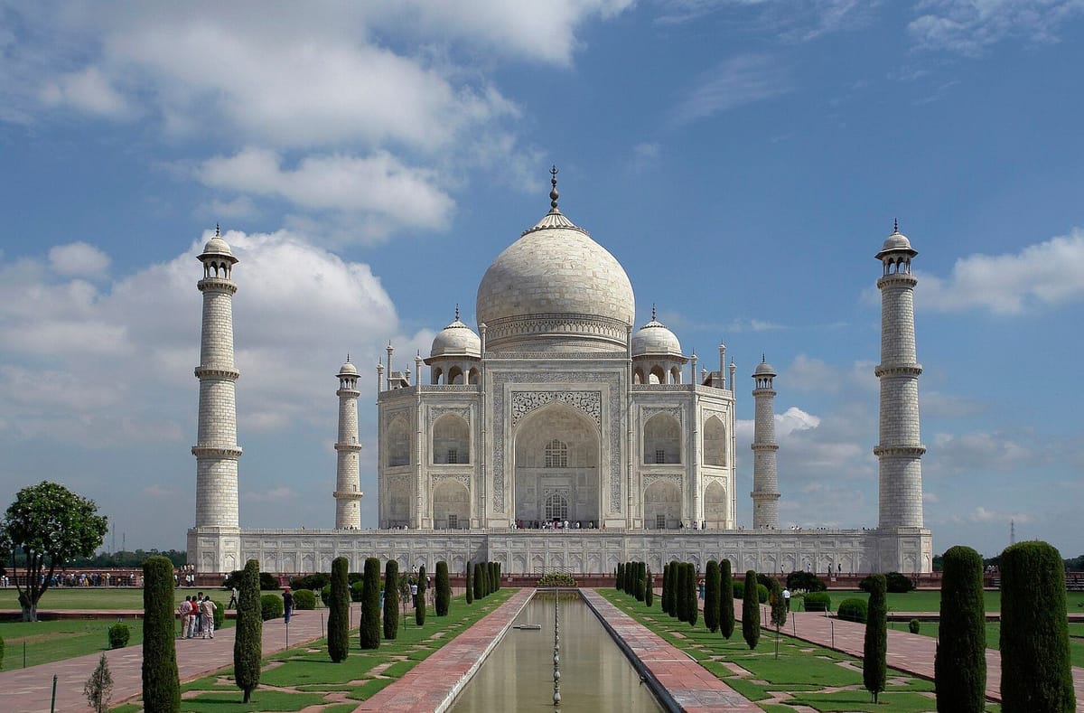 Taj Mahal di Agra dengan pantulan di kolam depan