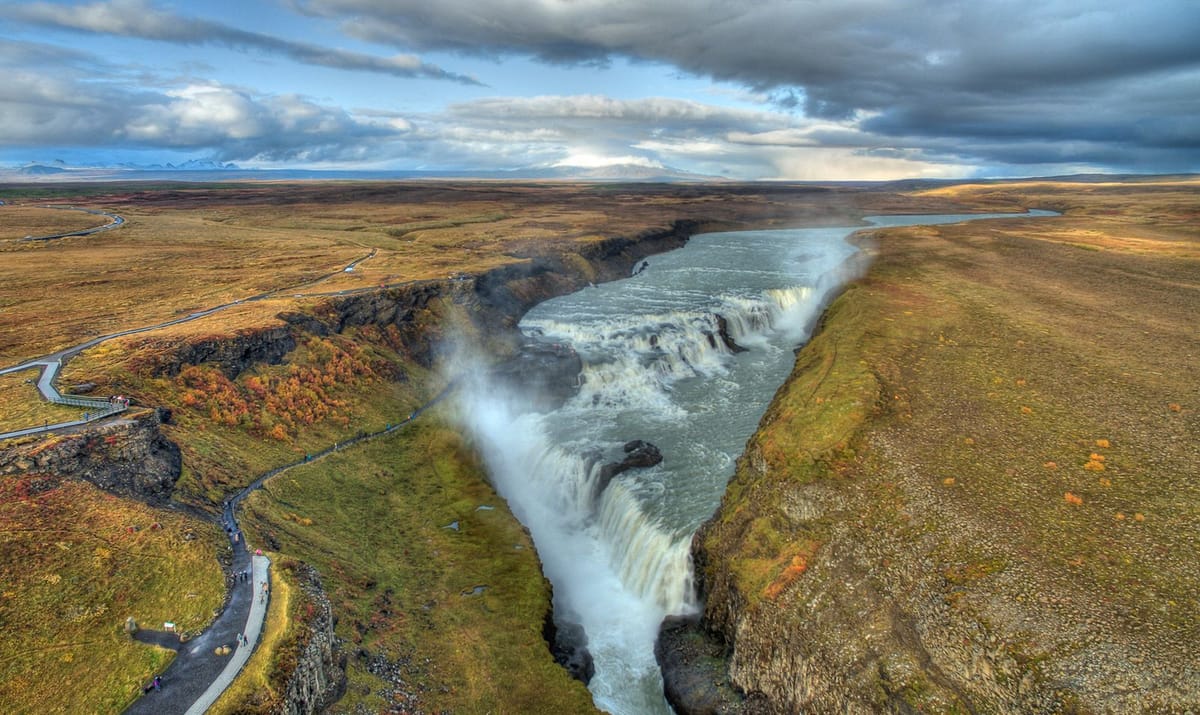 Air terjun Gullfoss bertingkat di ngarai Sungai Hvítá