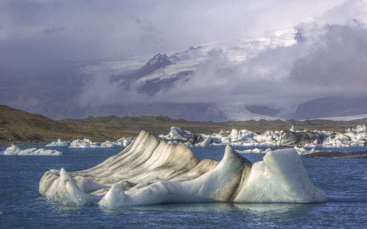 Gunung es terapung di laguna glasial Jökulsárlón
