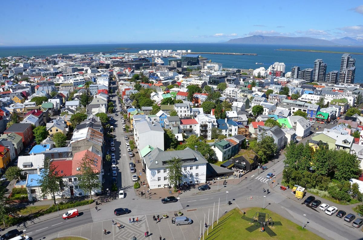 Gereja Hallgrímskirkja menjulang di atas atap Reykjavík
