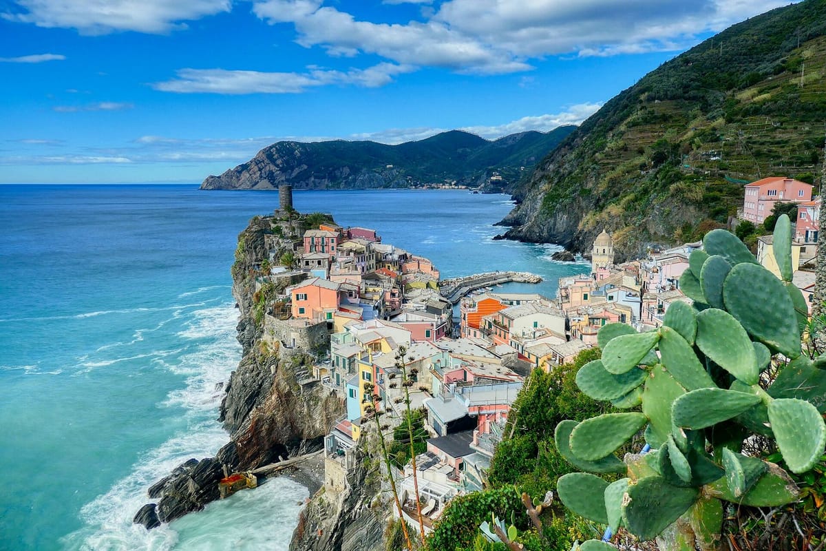 Desa berwarna di tebing laut Cinque Terre, Liguria