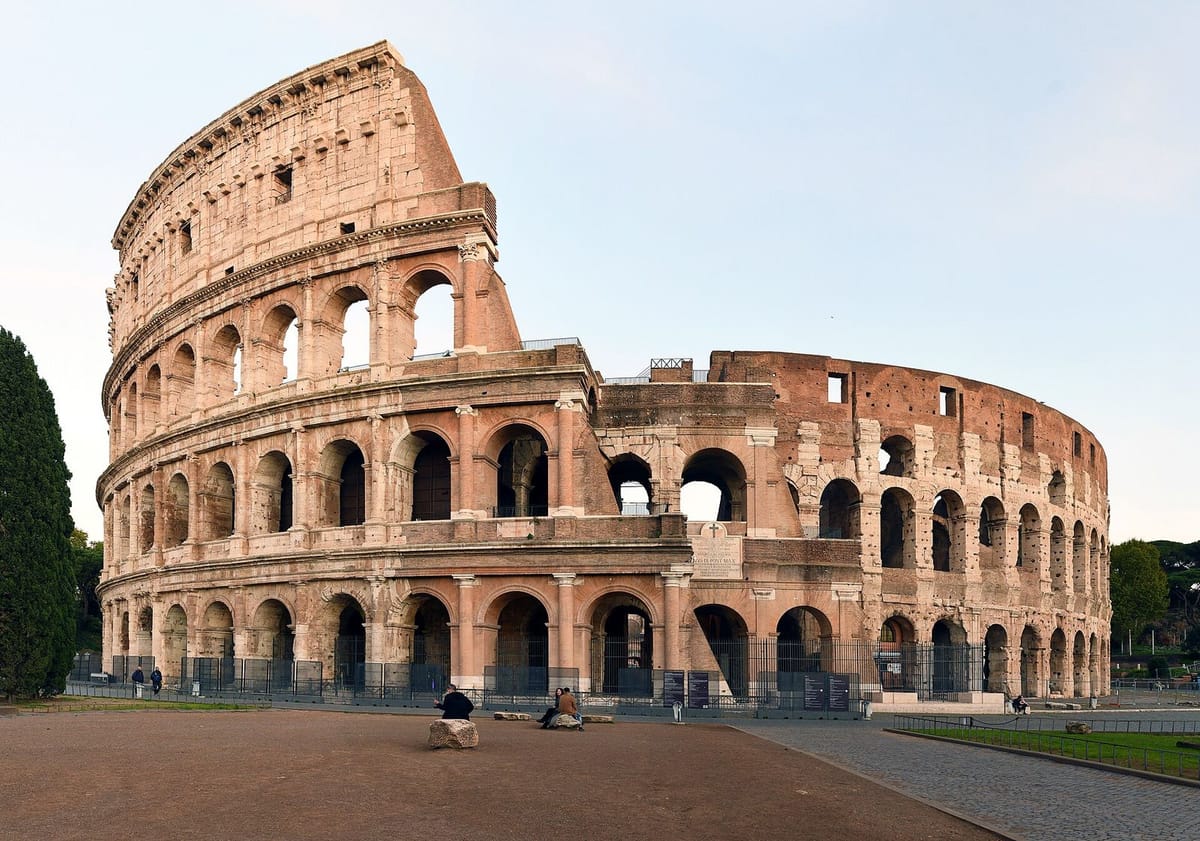 Arena Colosseum dengan lengkungan batu di Roma