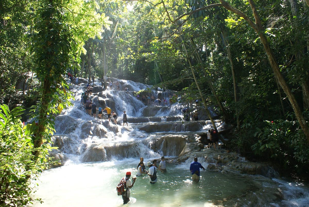 Air terjun bertingkat di Dunn's River Falls, Jamaika