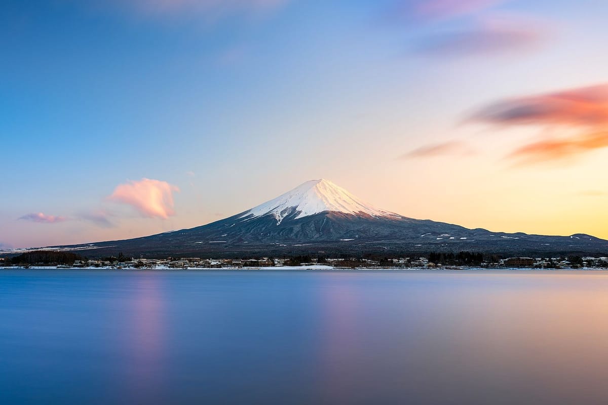 Gunung Fuji bersalju saat matahari terbenam