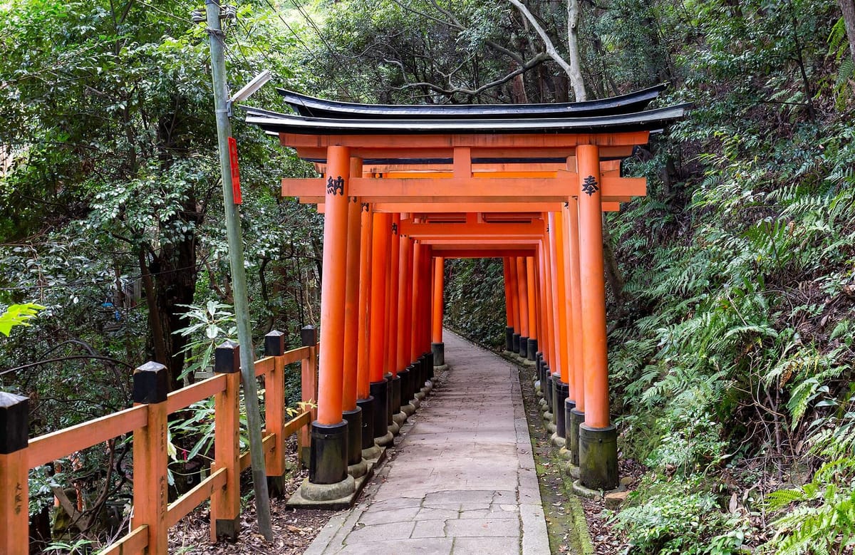 Deretan gerbang torii merah di Fushimi Inari, Kyoto