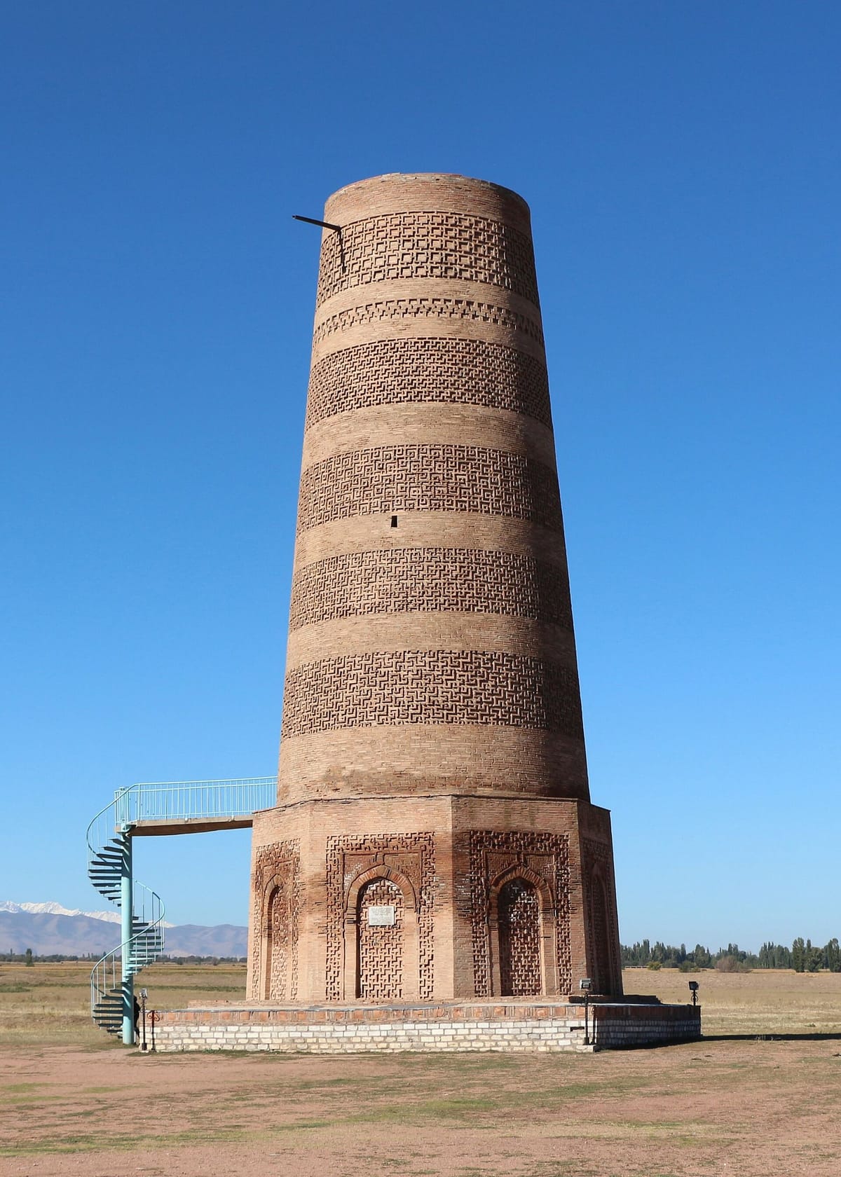 Menara Burana di Lembah Chuy