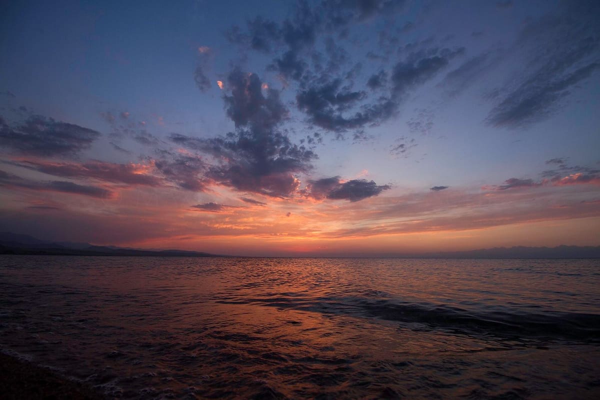 Matahari terbenam di Danau Issyk-Kul