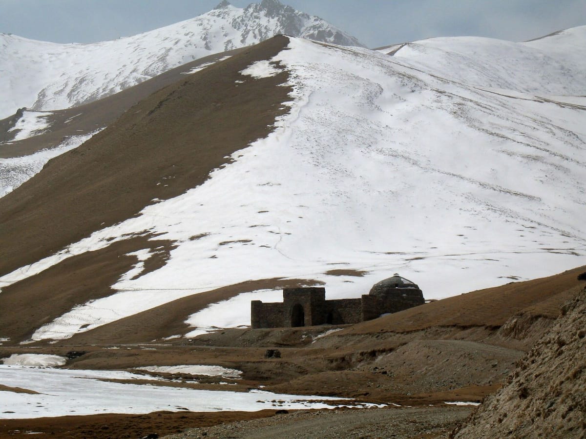 Karvanserai Tash Rabat di pegunungan
