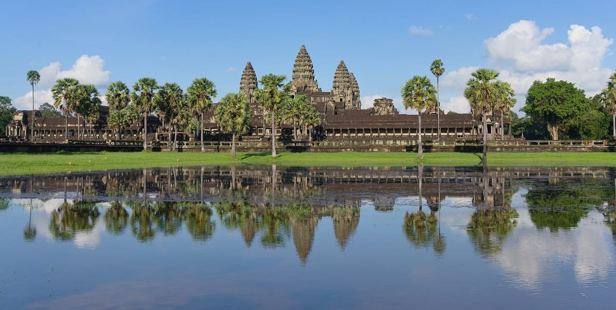 Angkor Wat dengan pantulan di kolam depan saat matahari terbit