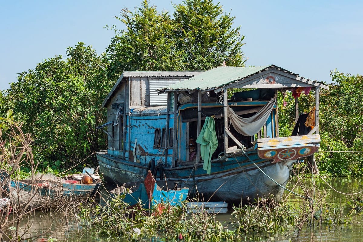 Rumah perahu terapung di Danau Tonle Sap