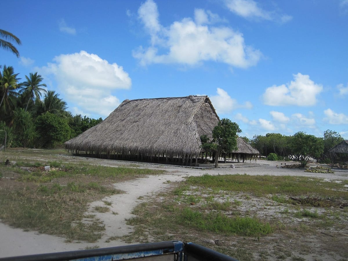 Maneaba beratap pandan di Abemama, Kiribati