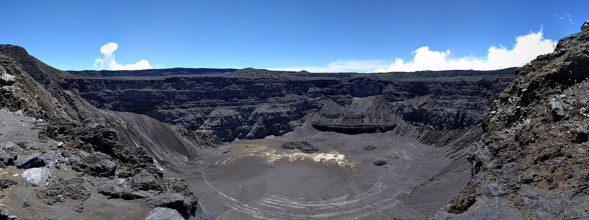 Kaldera Gunung Karthala dilihat dari tepi kawah