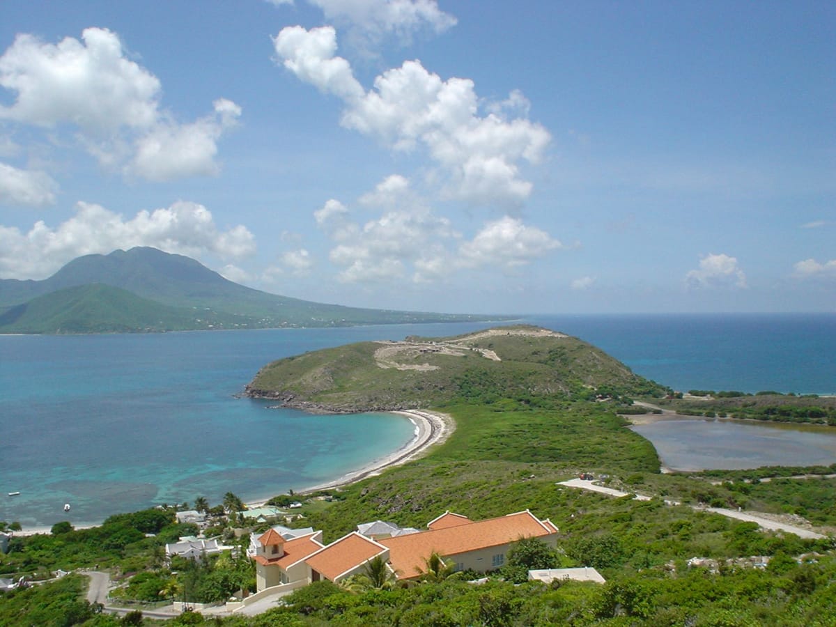 Pantai dengan air biru di Saint Kitts