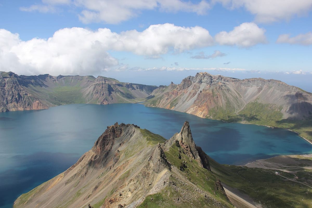 Danau kawah Gunung Paektu
