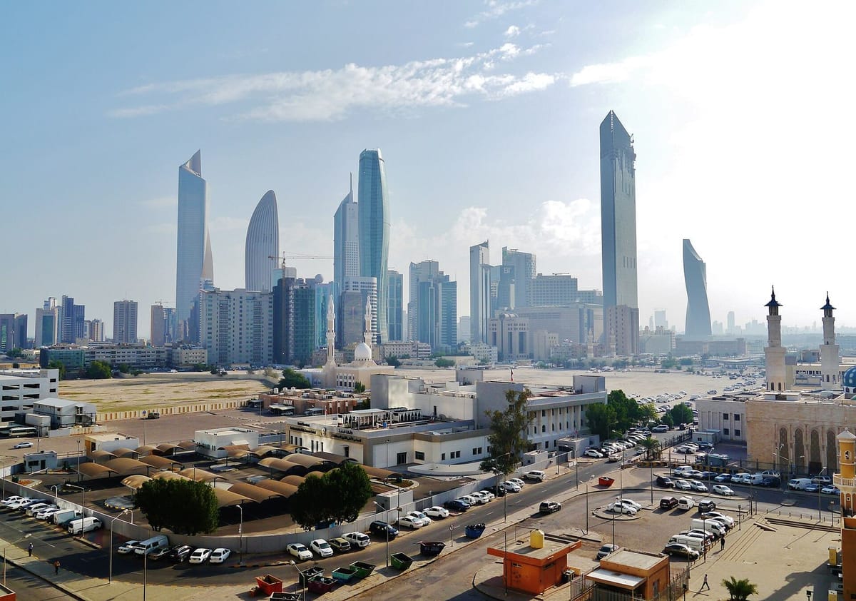 Cakrawala Kuwait City pada malam hari