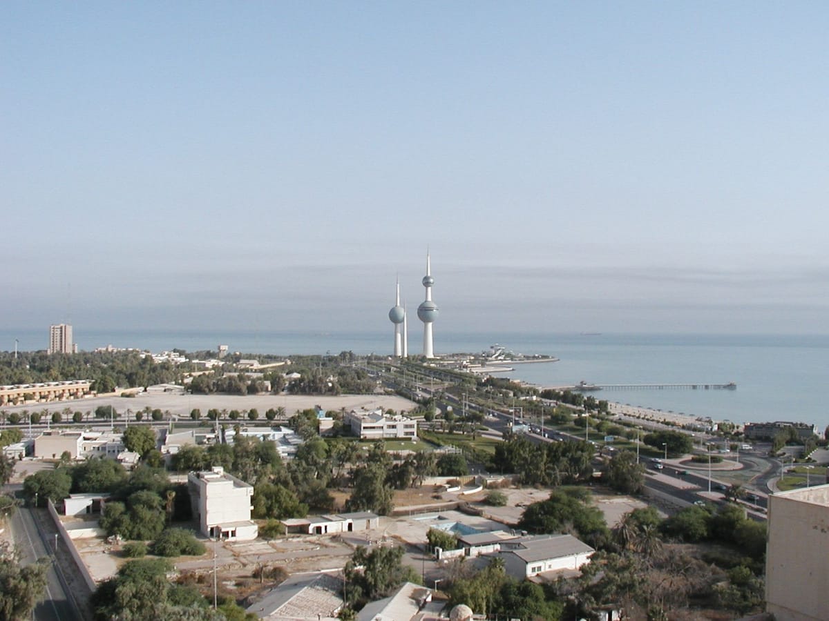 Menara Kuwait dengan bola air biru di tepi laut
