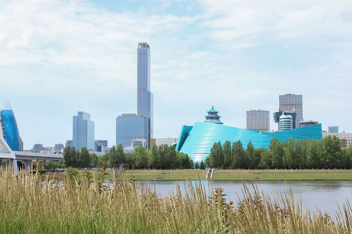 Sungai Esil dan gedung Astana