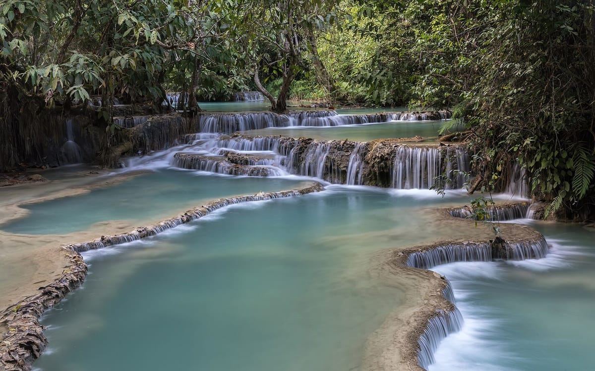 Air terjun Kuang Si dengan kolam berwarna pirus di Laos