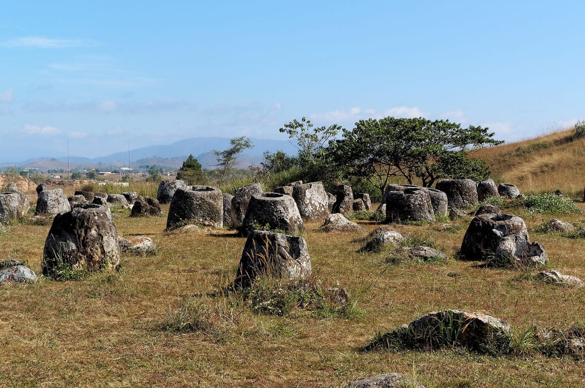 Jambangan batu raksasa di Dataran Jars, Laos