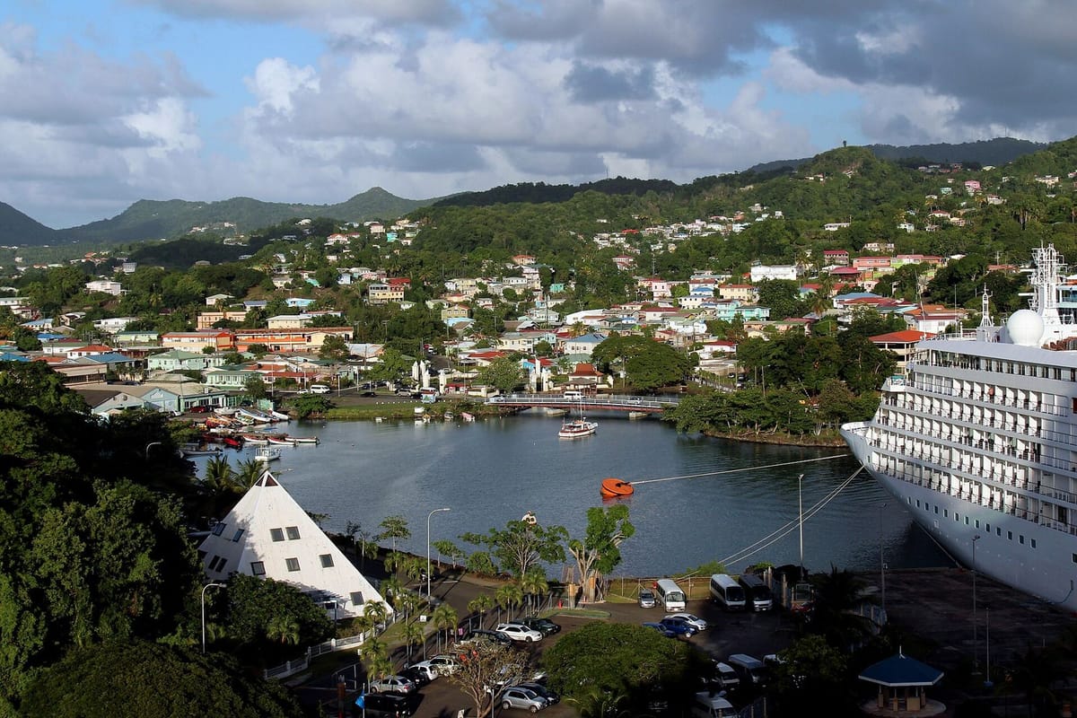 Kota Castries dan pelabuhan di Saint Lucia
