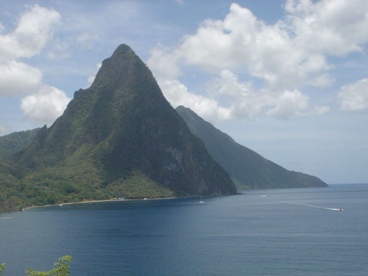 Sepasang Gunung Pitons di pesisir Saint Lucia