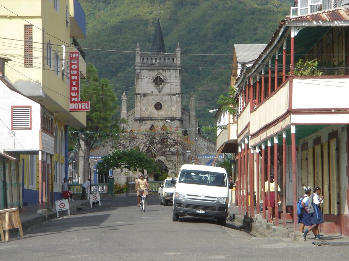Kota Soufrière dengan latar Gunung Pitons