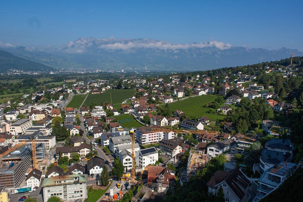 Kota Vaduz dengan kastil di puncak bukit di atasnya