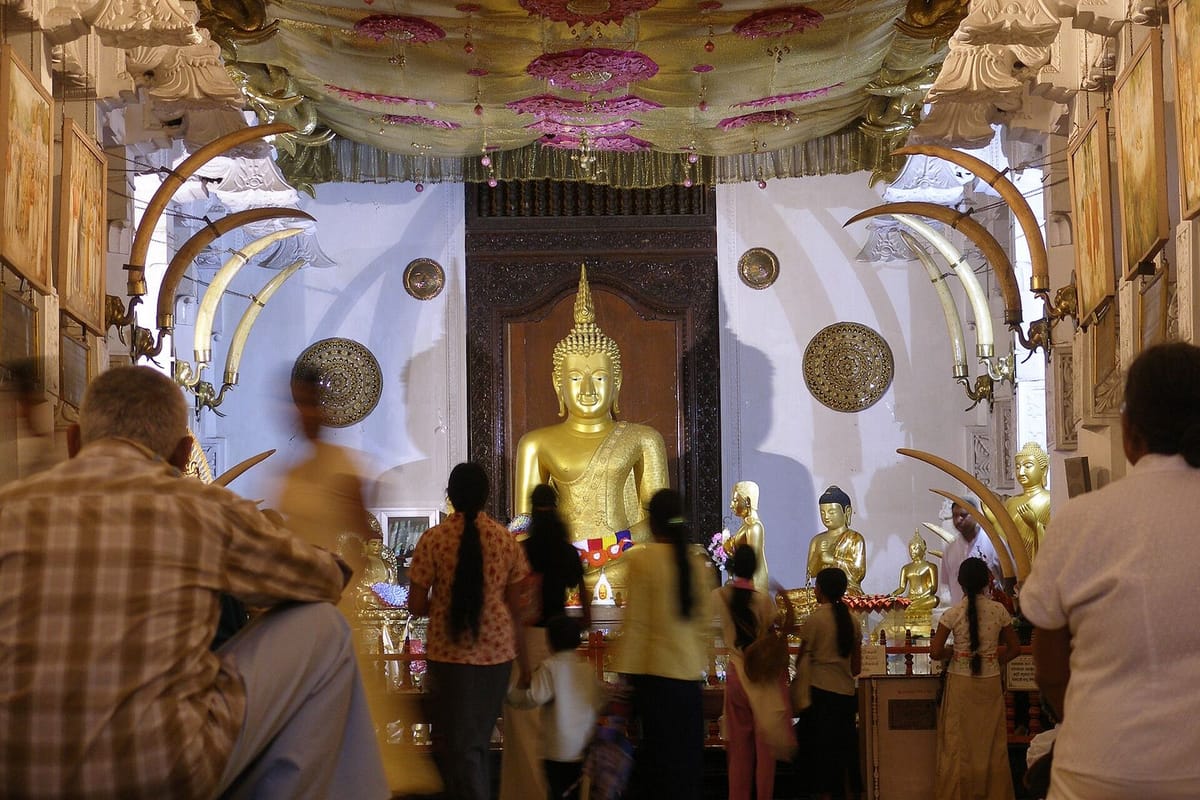 Kuil Gigi Buddha Sri Dalada Maligawa di tepi Danau Kandy
