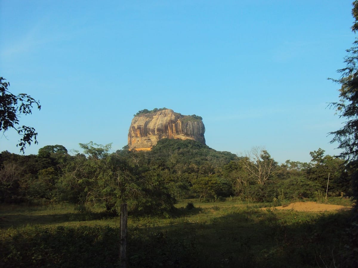 Batu Sigiriya menjulang di atas hutan dataran rendah Sri Lanka