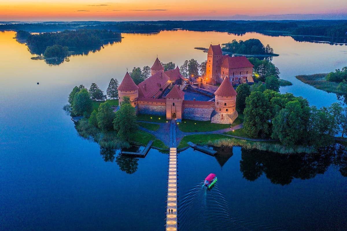 Kastil Trakai berdiri di pulau kecil di tengah danau