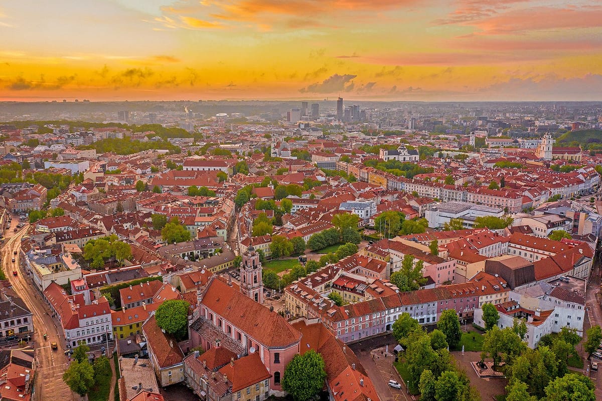 Kota tua Vilnius dengan menara katedral dan bukit Gediminas