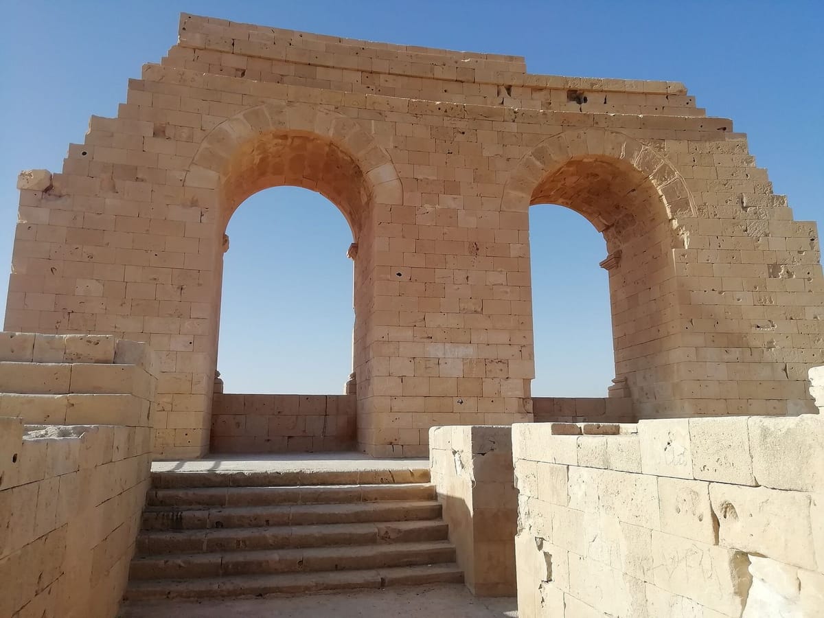 Teater kuno Sabratha dengan latar Laut Tengah