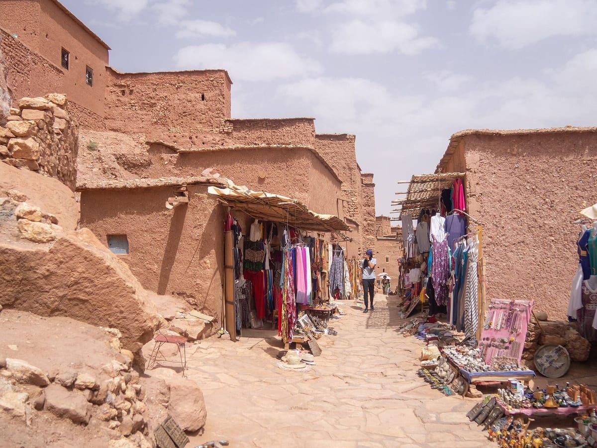 Ksar Aït Benhaddou yang berlapis di lereng bukit