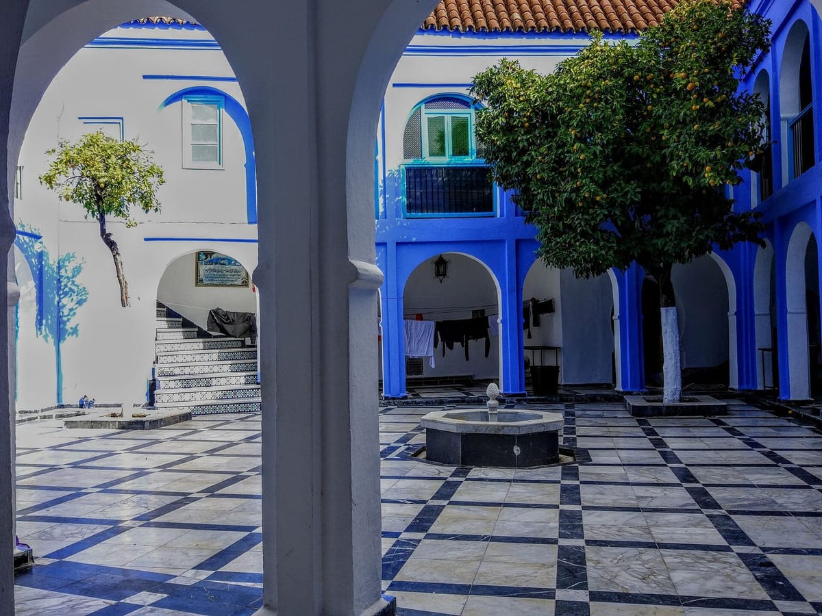 Gang bercat biru di kota Chefchaouen