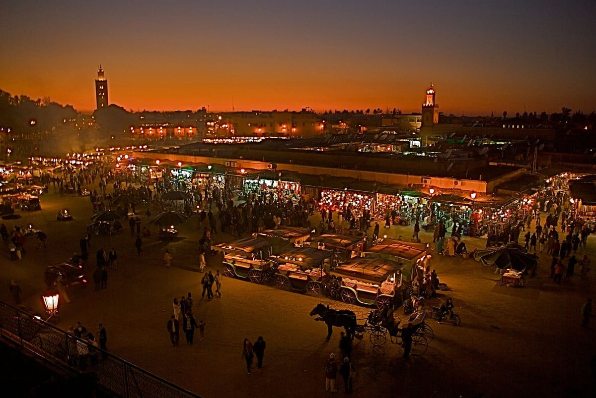 Lapangan Jemaa el-Fnaa yang ramai pada malam hari