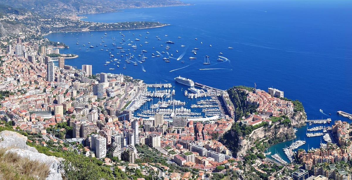 Pelabuhan kapal pesiar dan gedung bertingkat Monte Carlo