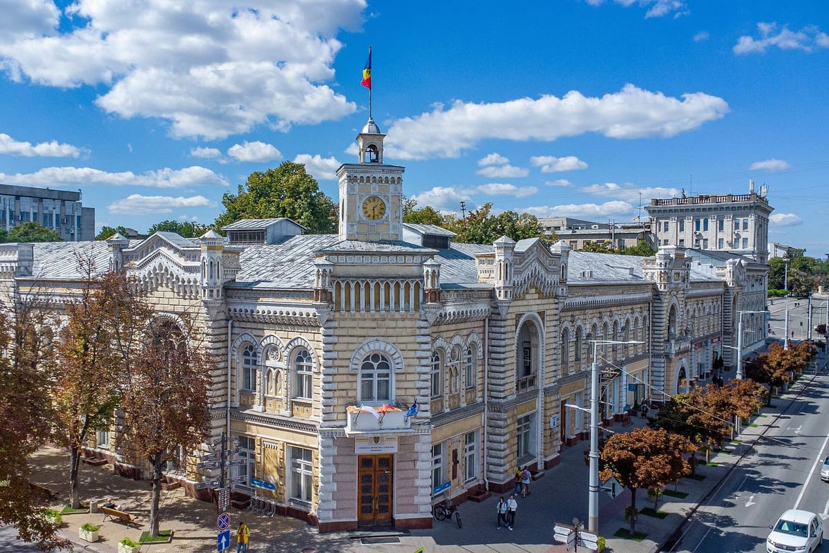 Gedung pemerintah dan alun-alun di pusat Chișinău