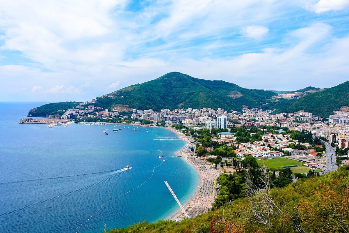 Pantai dan kota tua Budva di pesisir Adriatik