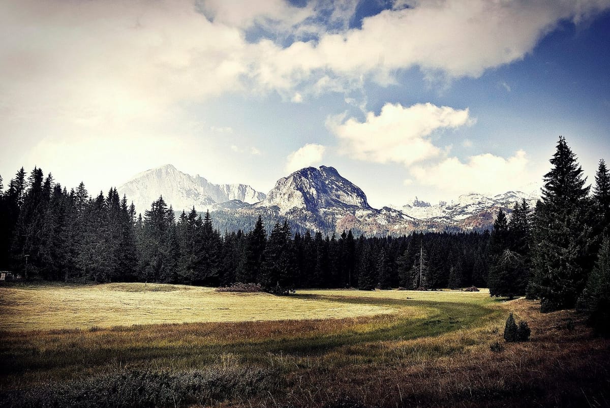 Puncak batu dan danau glasial di Taman Nasional Durmitor