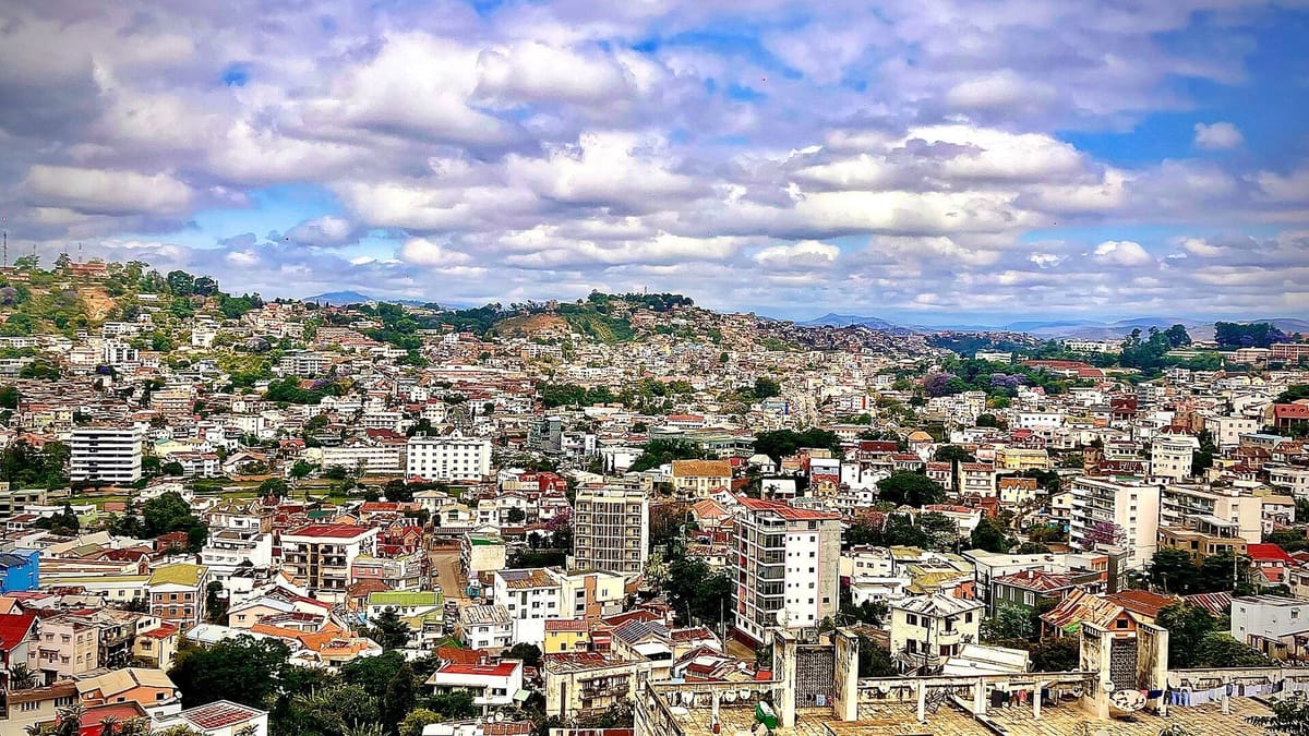 Rumah-rumah bertingkat di perbukitan Antananarivo