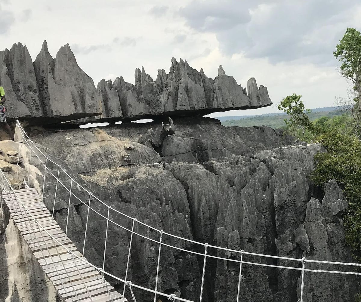 Puncak batu karst runcing di Cagar Alam Tsingy de Bemaraha