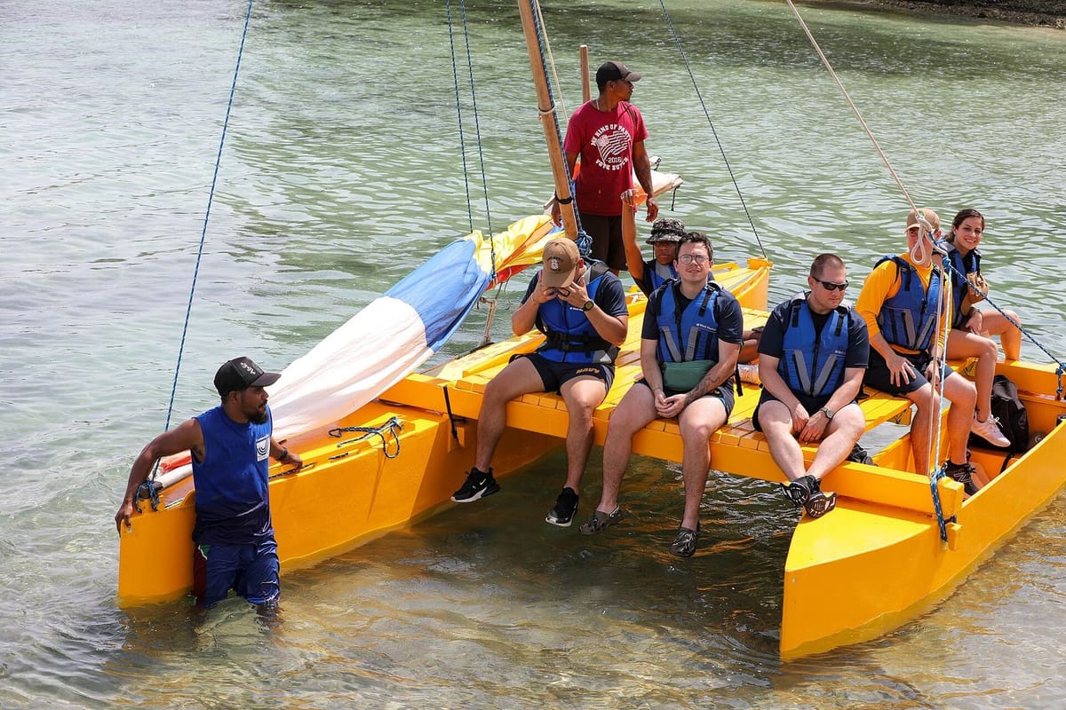 Perahu layar tradisional Marshall di laguna