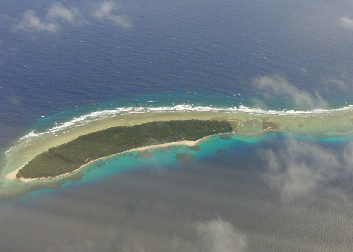 Atol Majuro yang sempit dengan laguna di kedua sisi